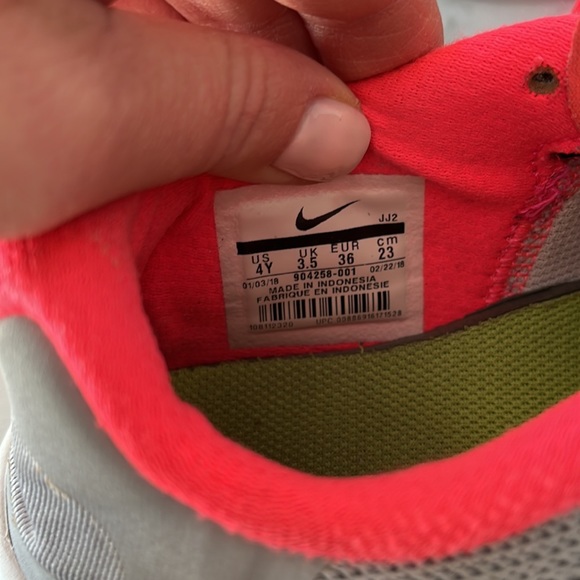 Nike - Picture 2 of 4